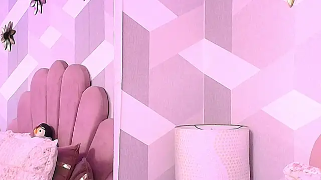 KylieMonnett online show from November 14, 2025, 9:18 pm