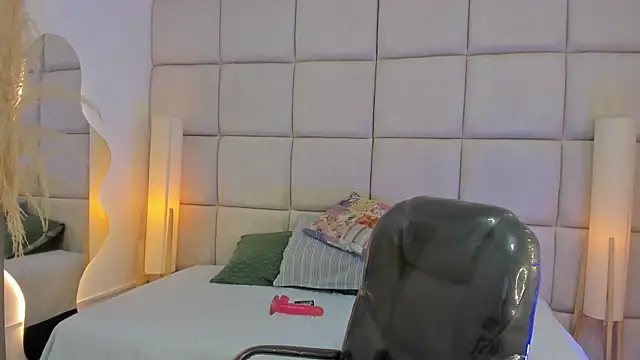 Miley Collins online show from November 15, 2025, 7:51 pm