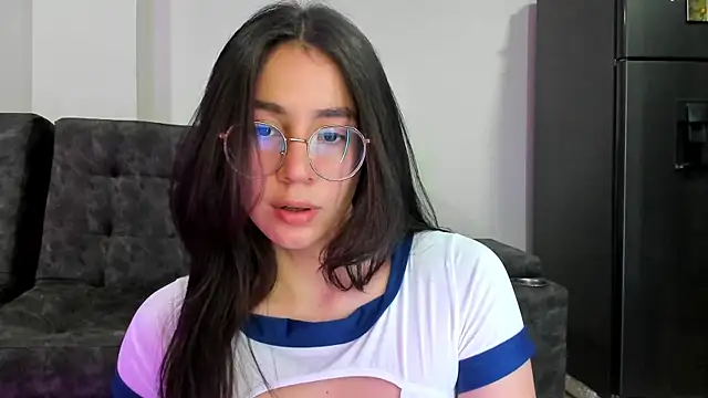 Snapshot of emmadiaz1 chatting on March 5, 2025, 4:34 am emmadiaz1 online show from March 5, 2025, 4:34 am