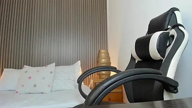 dania miller  online show from February 21, 2025, 8:40 am