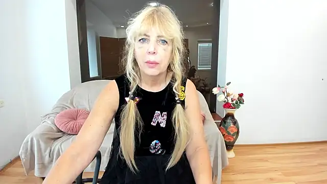 Snapshot of Anna_Diax chatting on October 18, 2025, 11:45 am Anna Diax online show from October 18, 2025, 11:45 am