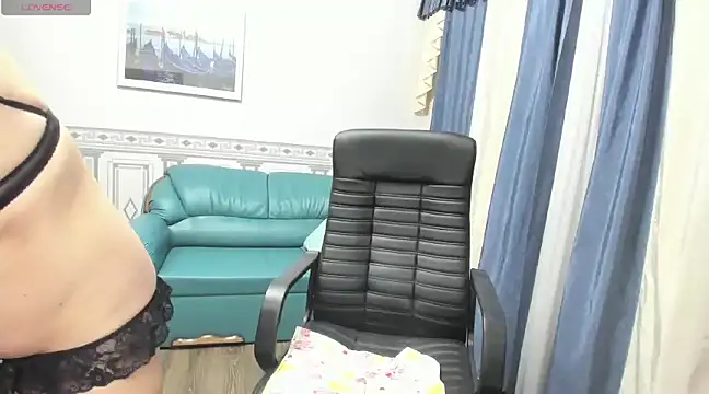 Snapshot of Anna_Diax chatting on March 20, 2025, 12:43 pm Anna Diax online show from March 20, 2025, 12:43 pm