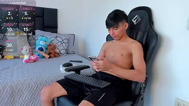 Tonny twink  online show from December 19, 2025, 4:09 pm