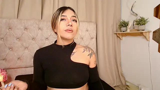 ashleyvalirya online show from March 7, 2025, 4:02 am