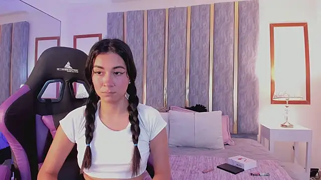 lyzzi smith01 online show from February 17, 2025, 11:00 pm