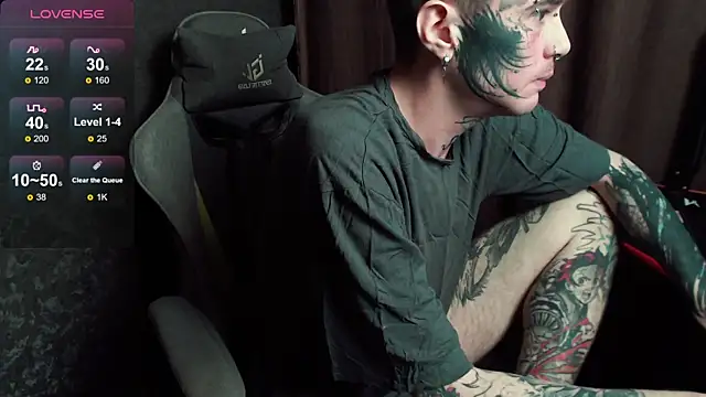 lonelycrystal online show from October 28, 2025, 9:14 pm