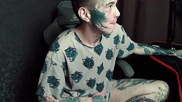 lonelycrystal online show from November 9, 2025, 8:02 pm