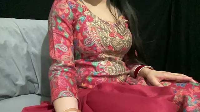 couple horne online show from April 17, 2026, 9:50 pm