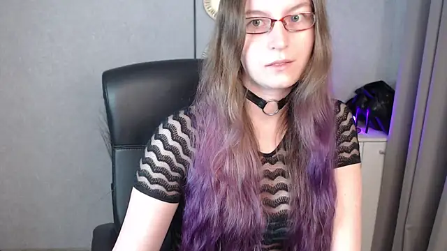 Snapshot of emmaxDelight chatting on October 22, 2025, 5:29 am emmaxDelight online show from October 22, 2025, 5:29 am