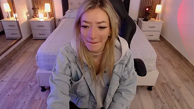 zoe jones13 online show from September 10, 2025, 3:05 am