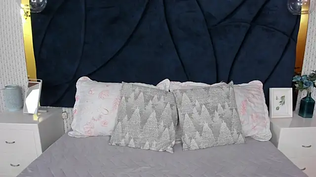 LARISSAEVANS online show from November 12, 2025, 3:10 am