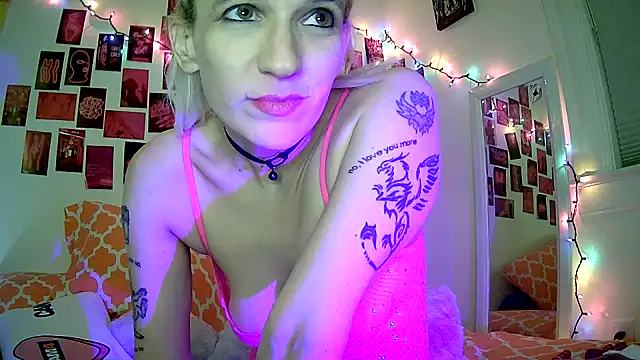 Snapshot of Cute_femme chatting on January 5, 2025, 3:32 am Cute femme online show from January 5, 2025, 3:32 am