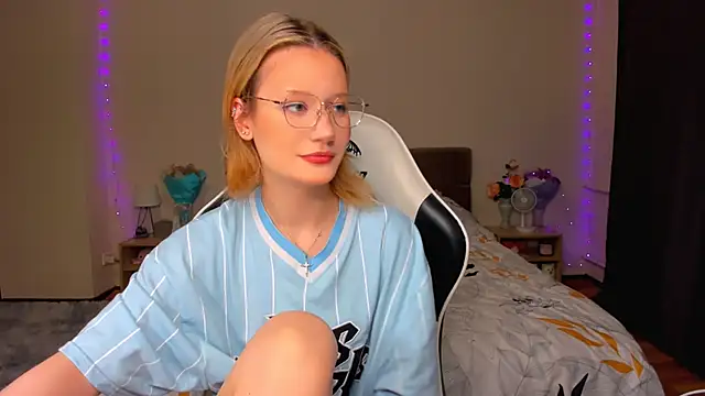 DearLia online show from September 30, 2025, 8:15 pm