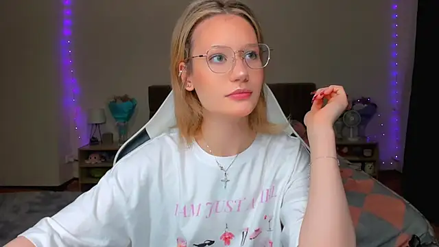 DearLia online show from September 13, 2025, 9:26 pm