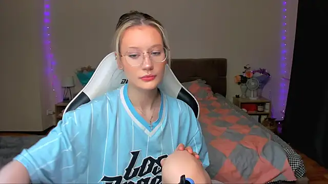 DearLia online show from October 18, 2025, 9:50 pm