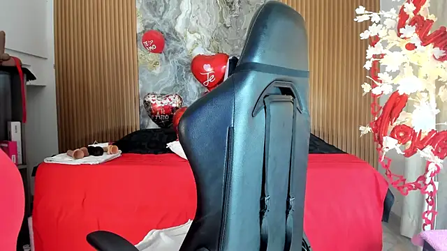 Danna topless online show from February 25, 2026, 12:05 pm