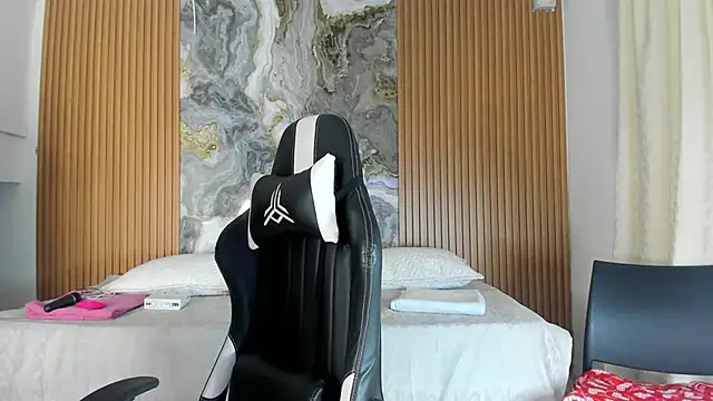 Danna topless online show from November 19, 2025, 12:05 pm