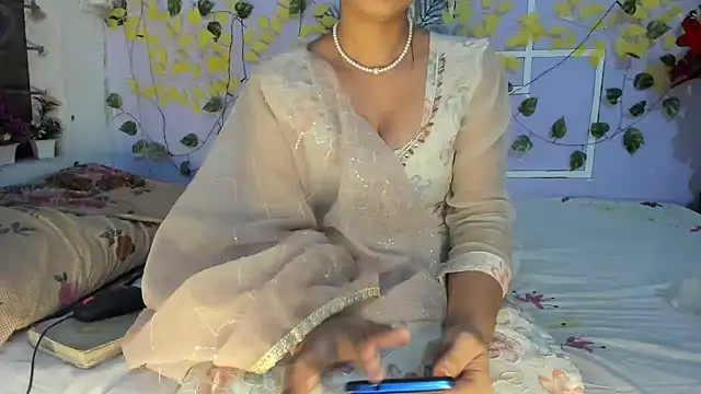 Snapshot of aarjulove chatting on April 29, 2026, 4:33 pm aarjulove online show from April 29, 2026, 4:33 pm