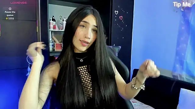 Snapshot of Emilytafur chatting on June 13, 2026, 10:08 pm Emilytafur online show from June 13, 2026, 10:08 pm