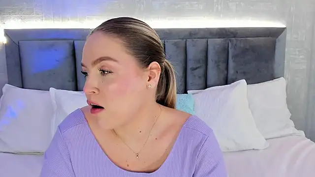 Snapshot of GaiaBaker chatting on November 11, 2025, 4:57 pm GaiaBaker online show from November 11, 2025, 4:57 pm