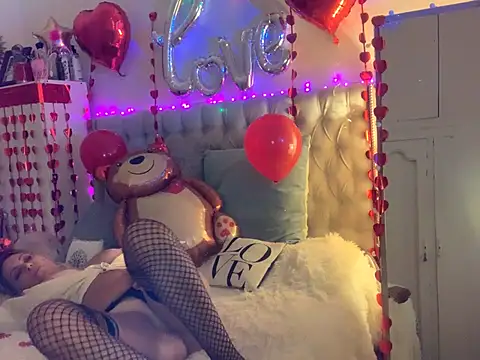 lolavalecuatro online show from February 16, 2025, 2:31 am