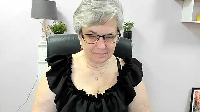 Snapshot of IrisDream chatting on May 8, 2026, 6:28 am IrisDream online show from May 8, 2026, 6:28 am