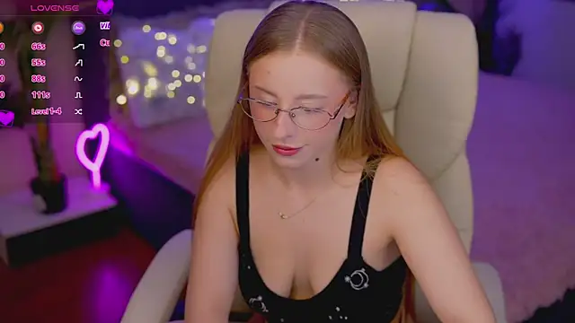 SilverrMoon online show from November 18, 2025, 8:12 pm