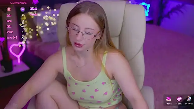 SilverrMoon online show from October 26, 2025, 1:44 pm