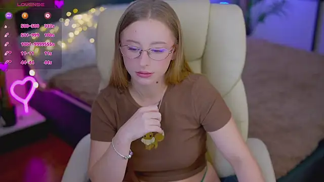 SilverrMoon online show from October 21, 2025, 7:46 pm