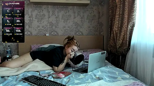 Snapshot of purebeautie13 chatting on December 25, 2024, 10:39 am purebeautie13 online show from December 25, 2024, 10:39 am