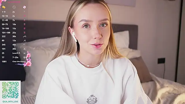 HollisBeckett online show from October 14, 2025, 3:07 am