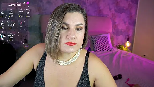 Snapshot of KiraRoxx chatting on February 24, 2026, 8:10 pm KiraRoxx online show from February 24, 2026, 8:10 pm