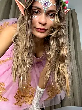 cuteluci  online show from October 31, 2025, 12:13 pm