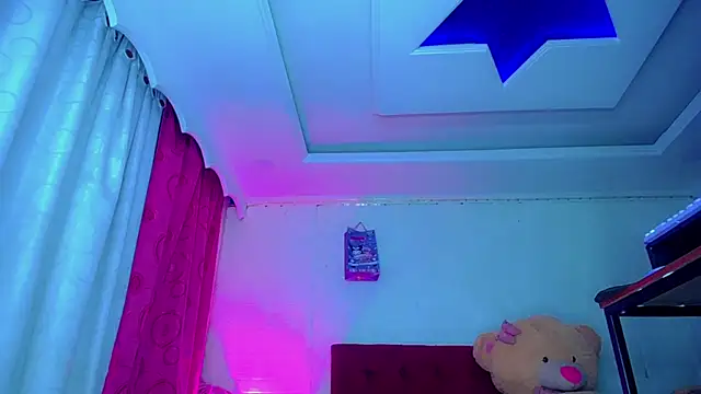 NahomiCamper online show from April 15, 2026, 7:07 pm