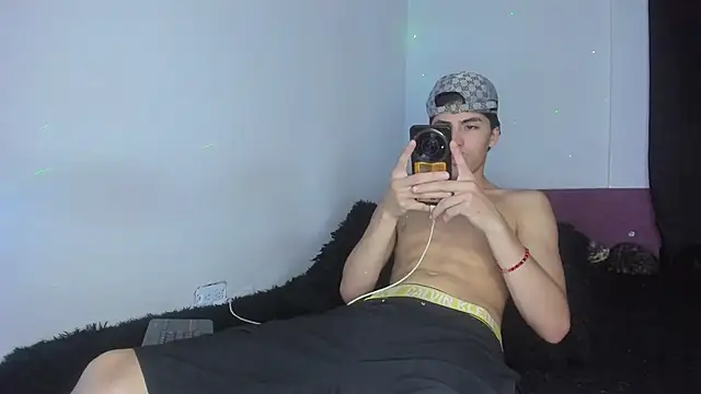 Snapshot of HeellBoy_ chatting on June 12, 2026, 10:18 pm HeellBoy online show from June 12, 2026, 10:18 pm