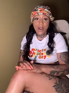 CrownedNyaries online show from February 22, 2025, 11:13 am