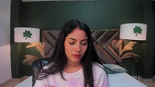 Mia Elowen online show from March 18, 2025, 1:02 am