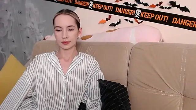 AmbrielHailey online show from November 3, 2025, 7:57 am