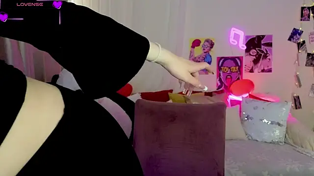 SashaBrooks online show from April 18, 2026, 1:35 pm