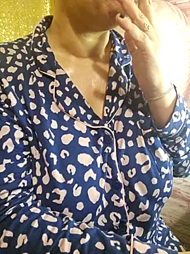 Snapshot of Foxlady2271 chatting on February 14, 2025, 8:21 am Foxlady2271 online show from February 14, 2025, 8:21 am