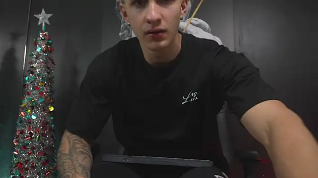 JacksonOlsenn online show from December 17, 2025, 8:36 pm