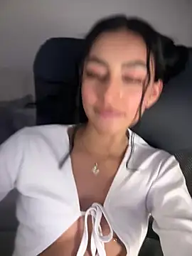 maddy bronw  online show from March 2, 2025, 5:44 am