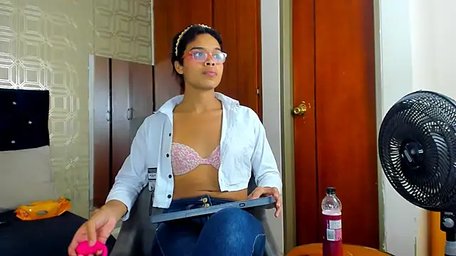 evelyn wine online show from March 11, 2025, 8:20 pm