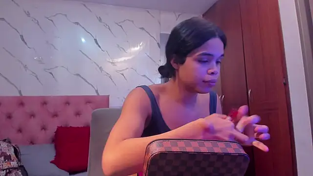 evelyn wine online show from November 18, 2025, 8:56 pm