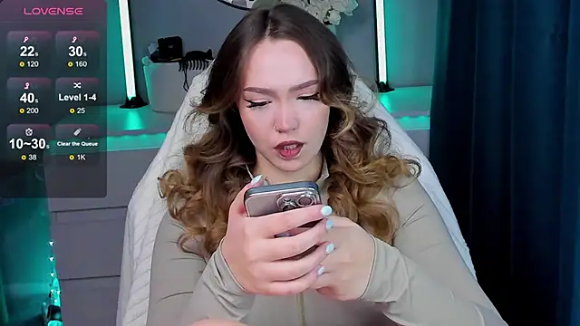 Evia r0se online show from October 6, 2025, 9:43 am