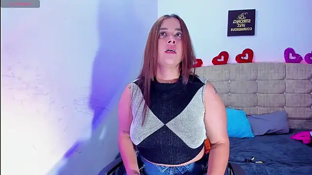 Snapshot of Catherine_summer1 chatting on December 3, 2025, 2:56 am Catherine summer1 online show from December 3, 2025, 2:56 am