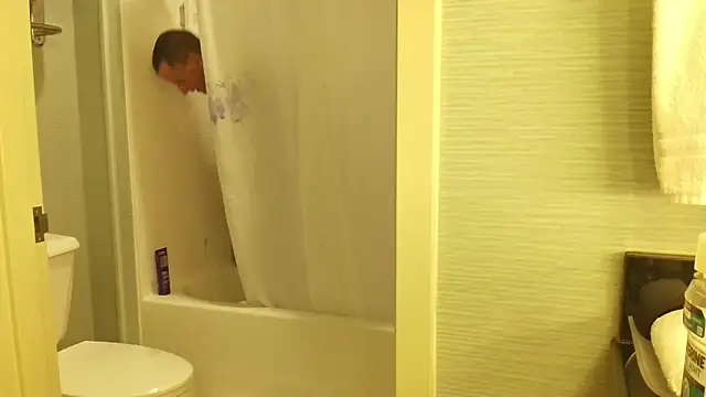 overaveragefreak4you online show from April 17, 2026, 12:35 am