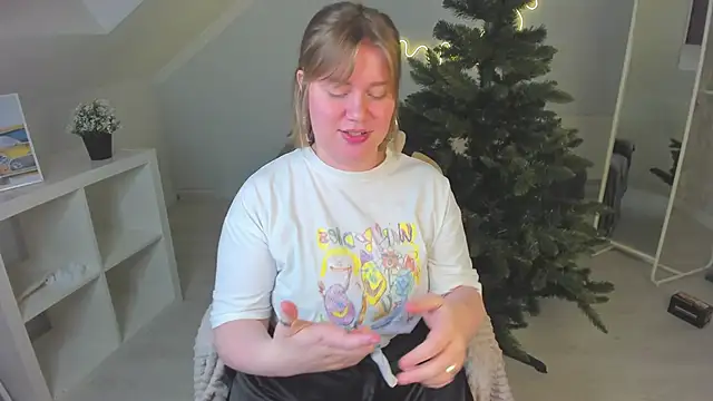 Kira Citro online show from December 8, 2024, 3:24 pm