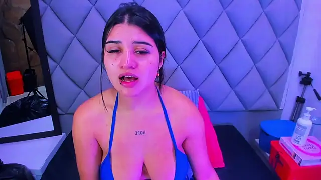 venusowen  online show from December 18, 2025, 1:37 pm