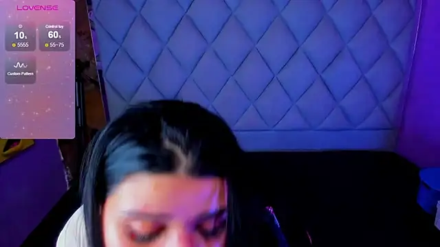 venusowen  online show from October 3, 2025, 1:01 pm